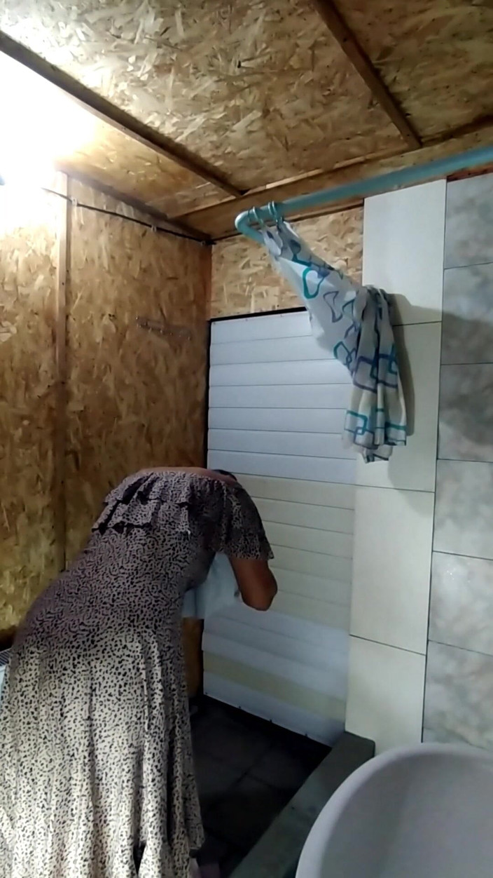 Lukerya: Ibu rumah tangga panas Lukerya mengalami kehangatan kesenangan musim gugur