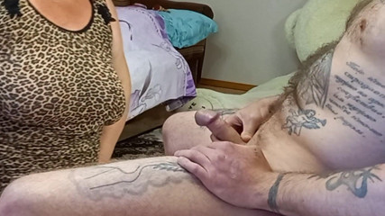 Zona901: Je caresse ma bite avec sa bouche en se doigtant...
