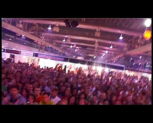 Java Consulting: 两个女孩在观众面前取悦一个男人