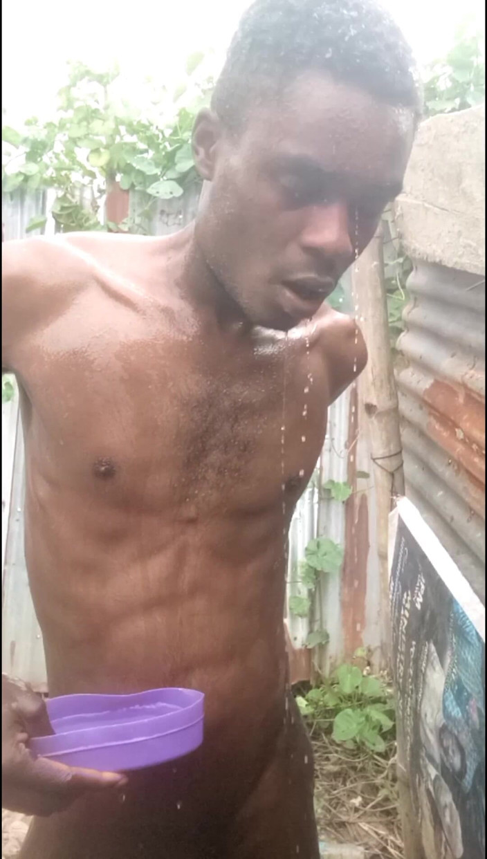 Rickgoldx12: Cewek seksi ini lagi asik mandi di luar ruangan