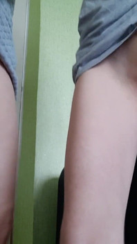 我们打赌谁会更快射精，我们都输了，因为我们同时射精