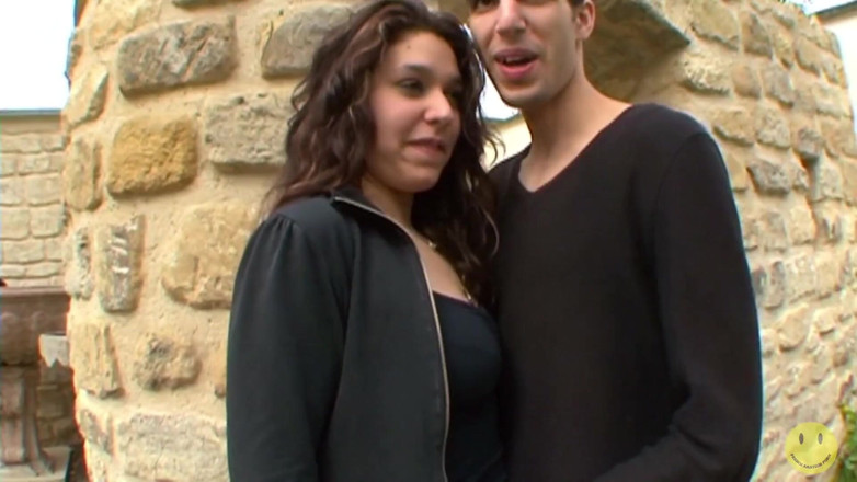 French Amateur Porn: Süße mollige marie-Laure lutscht draußen einen schwanz, bevor sie drinnen...