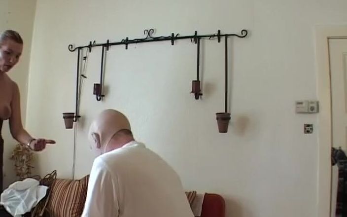 Deutsche Madchen: Tetona alemana domina da nalgadas en el culo de su...