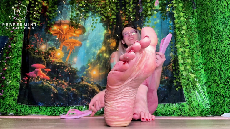 Peppermint Giantess: Розмір 16 eu 50 ноги амазонки принижують ваші крихітні шльопанці жалюгідні eu 33 us w2 m0