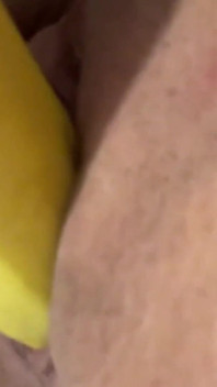 Tatuada milf Ty cavalga banana profundo em cada buraco