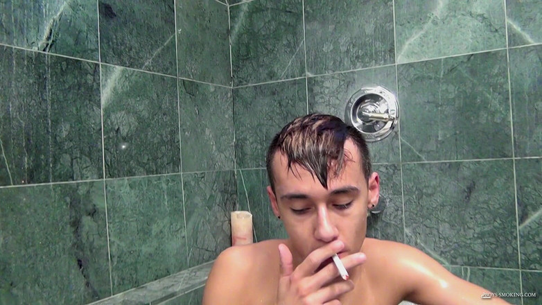 Boys Smoking: Jax मांसलता धुआं और स्ट्रोक