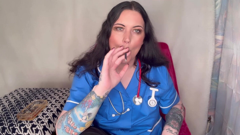 MissFFW: L'infermiera ffw non le interessa non fumare