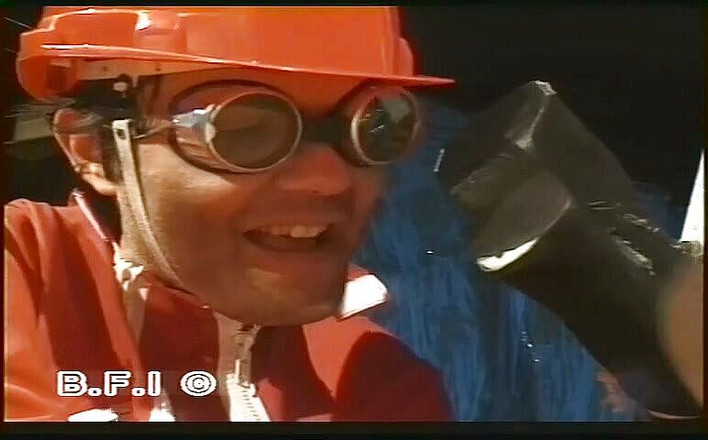 Weird & Bizarre: O femeie blondă înfășurată în folii este chinuită