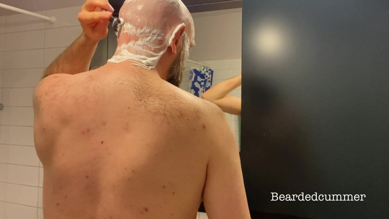 Beardedcummer: Ayah beruang mencukur kepala botaknya, tiada air mani