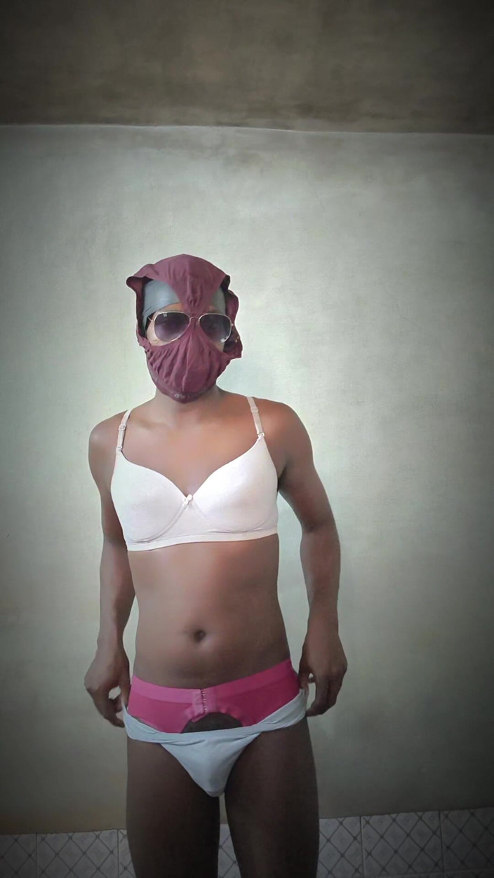 TS Azzy: TS Azzy dělá vlastní honění masturbace s kondomem