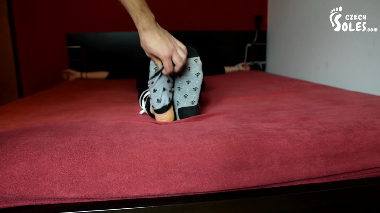 Czech Soles - foot fetish content: बांधा गया और उसके मुलायम तलवों पर गुदगुदी की गई