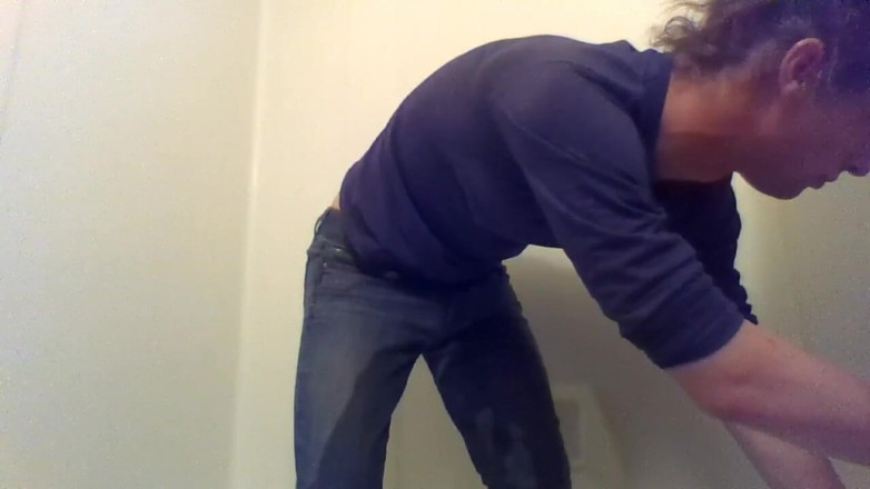 LilTaste: Söt transgirl pissande jeans avsiktligt för första gången; Helt klädd