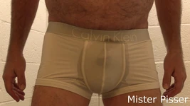 Mister pisser ướt át trong màu trắng!