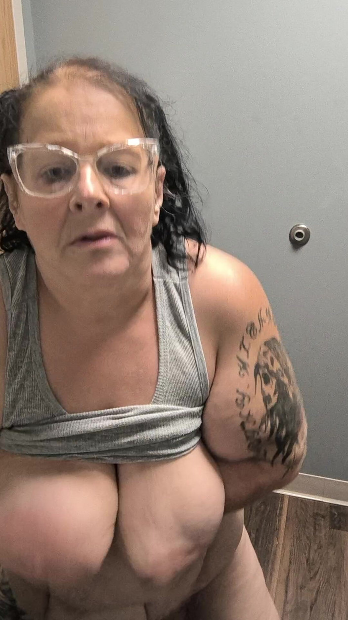 HerculesnVENUS: 그녀의 클리토리스를 문지르는 음란한 그녀