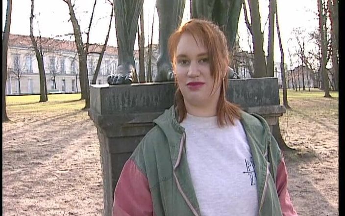 YOUR FIRST PORN: Pulchna Vicky z gigantycznym dildem