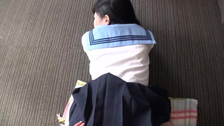 CherryBONBON: 一个成熟的男人和一个穿着制服的女孩。