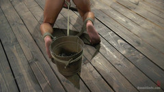 Bound gods: Bronz submisivní bůh Ian Greene je zbita a nesmyslně ošukána...