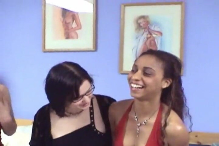 Radical Interracial: Лесбійське тріо, домашнє порно