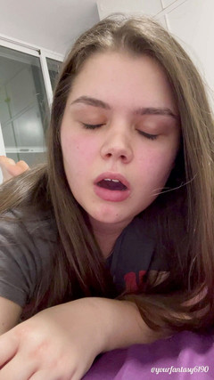 Your fantasy studio: Osurmalı yüz ifadeleri ve edepsiz konuşma