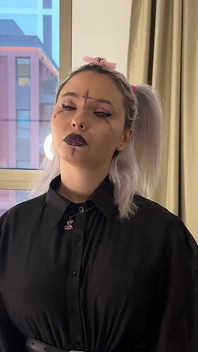 Altushka flexibilă a supt băutura energizantă și a făcut sex anal cu creampie în poziții nebunești