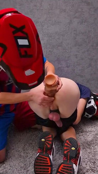 Erkek arkadaşım beni dildoyla derinden sikiyor