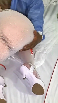 Blonde MILF-verpleegster neukt haar BBC-patiënt