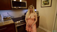 TabithaXXX: ママ義理の息子春休みホットキッチンセックス