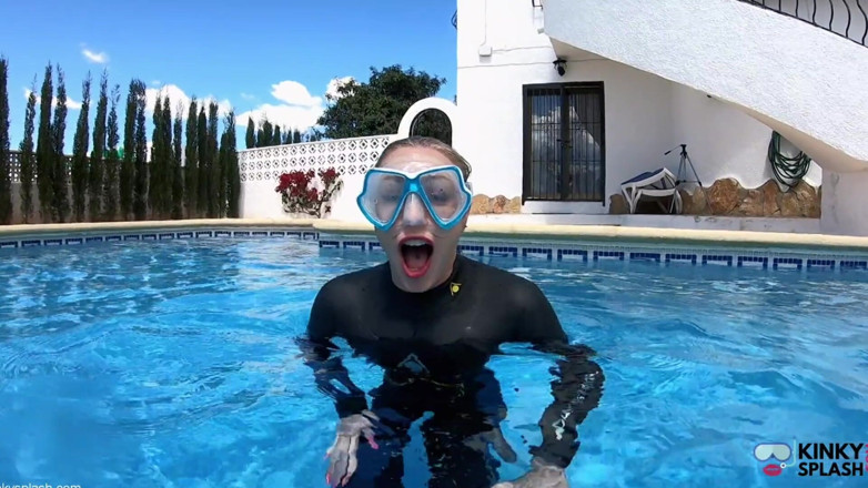 UKCuteGirl Lucy Lauren: Underwater Blowjob Challenge - kneblowanie na moim topiącym się dildo