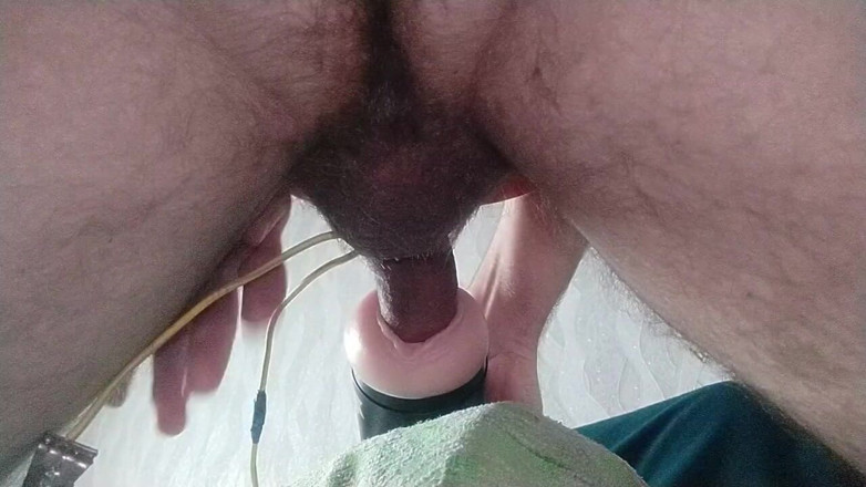 Hot guy solo: Siliconen vagina close-up neuken