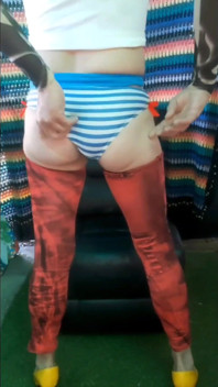 Teaser draußen in meinem kleinen blauen und weißen Bikini-höschen