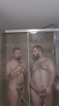 Beruang di Kamar Mandi! (Tidak Ada Seks)