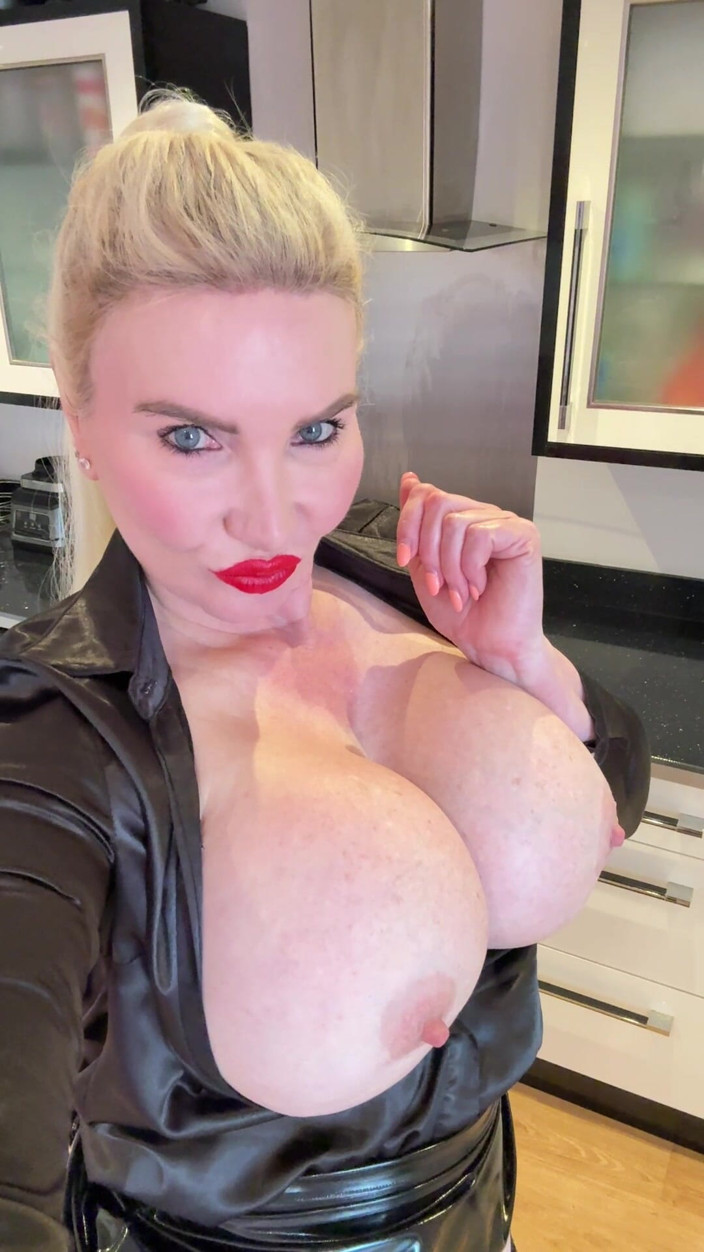 Sophie James: Weekend Overtime: Red Lips Edition