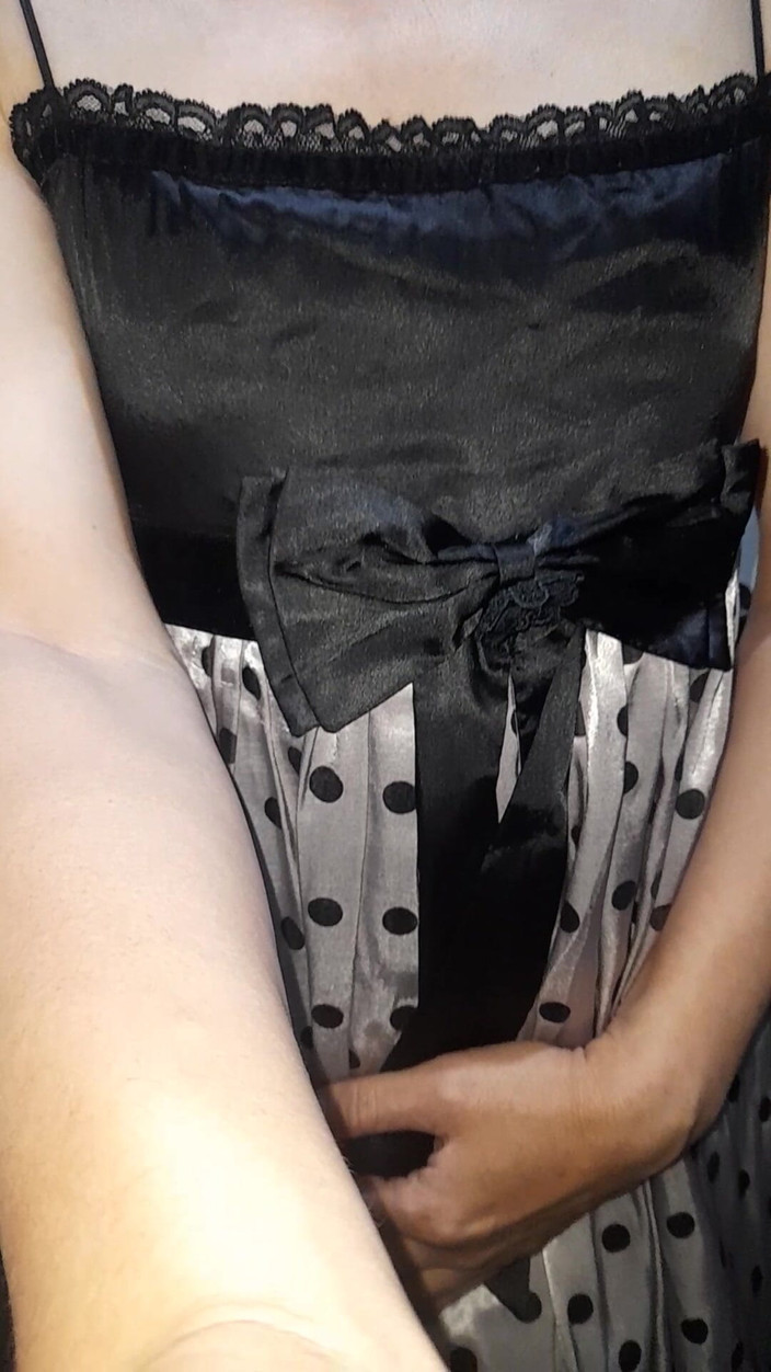 Naomisinka: Transvestiten-sperma im satin-seidigen Polkadot-kleid mit seidigem Futter