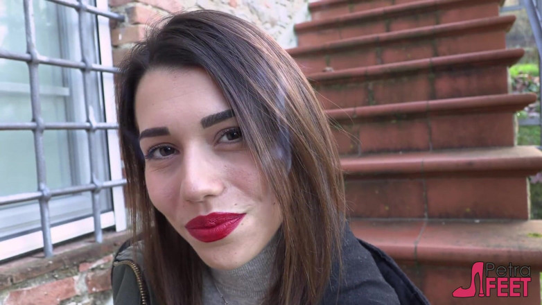 Smokin Fetish: Курит на лестнице со сладкой Petra