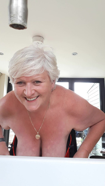 Uk Joolz: Casi atrapado en el acto ... Tetas colgando