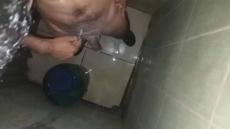 Cute boy jerks off: Muž dostane ptáka a koule v jednokomorové lázni