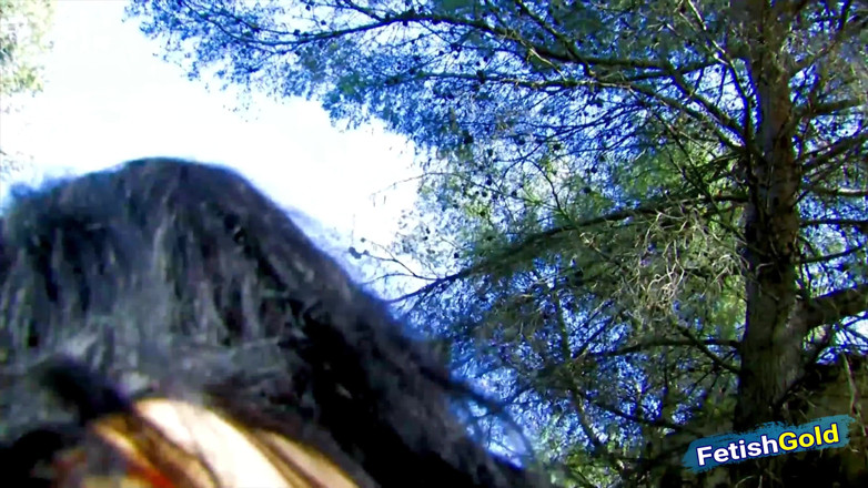 Fetish Gold: Morena caliente con gafas follada en el bosque después de...