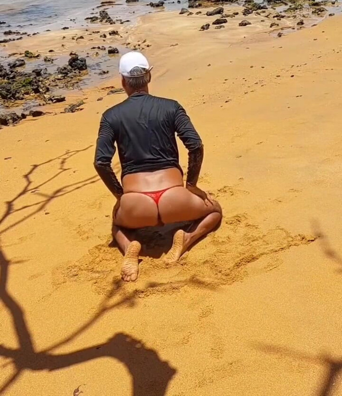 Ladysilvas: レディシルバがビーチでパンティ姿でホットなお尻を見せる