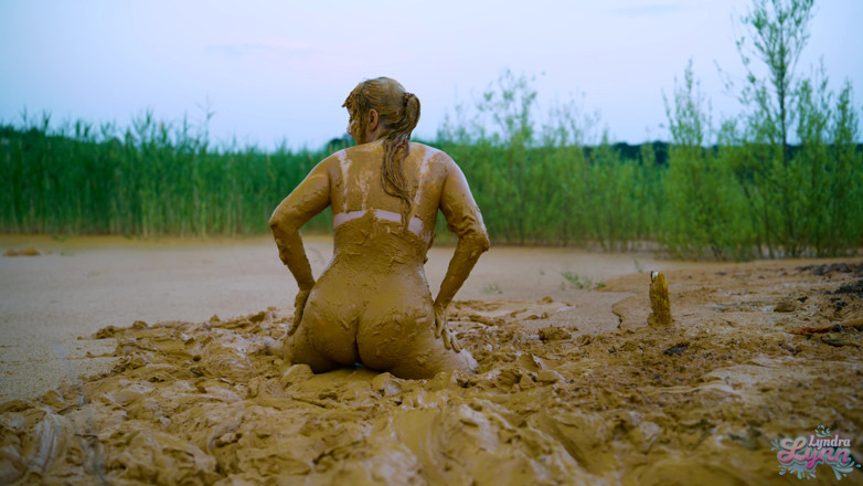 Lyndra Lynn: Orgasme dans un lac de boue