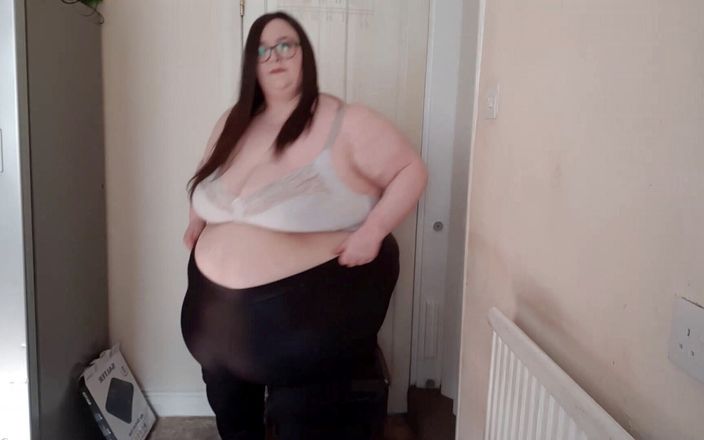 SSBBW Lady Brads: एसएसबीबीडब्ल्यू खूबसूरत विशालकाय महिला चमड़े की पैंट कपड़े आजमाती है