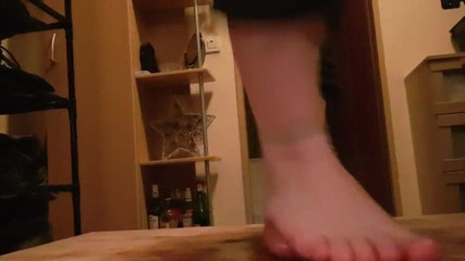 ironball1983: POV - šlapání bosá - poté, co byla léčena blokovým podpatkem, nyní s...