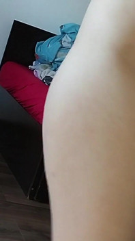 집에서 알몸으로 춤추는 갈색 머리 털이 무성한 보지. 아마추어 마누라 털이 무성한 보지, 큰 엉덩이.