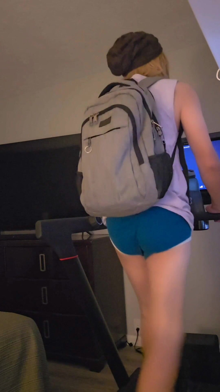 Kinkytwinkpamps: Cewek kembar ini berlari di treadmill dengan pakaian dalam