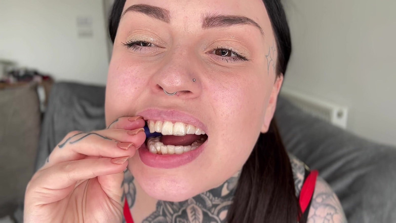 Miss Valentina: 矯正器具フェティッシュ