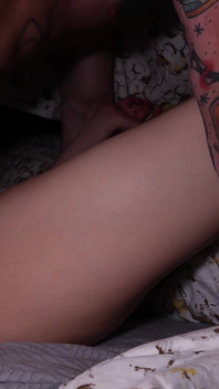 Beni sikiyor musun? Yorganın altında ateşli bir sikişten sonra, açgözlüce bick'ten döl ve amcık suları yutuyor!