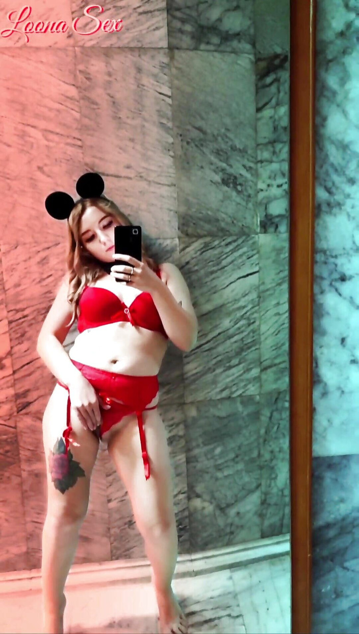 Loona_Sex: Ragazza lei davanti allo specchio
