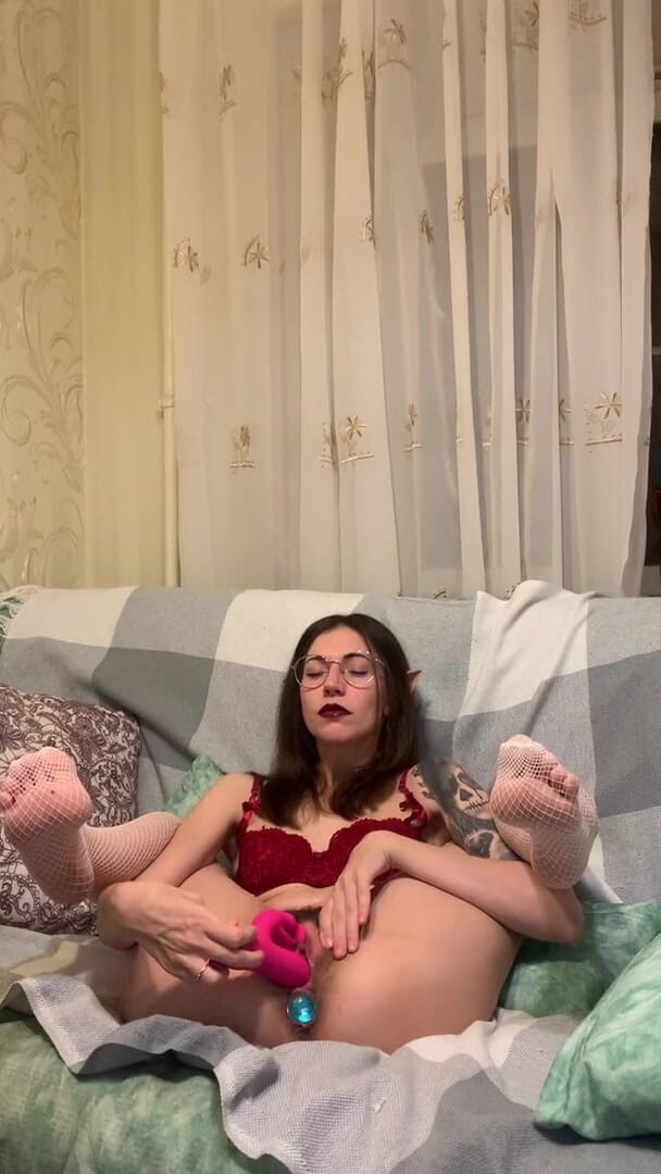 Tina Wink: Dövmeli vahşi kedicik dildo emiyor ve amını orgazma ulaştırıyor