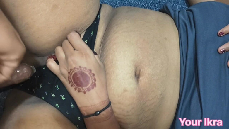 Your Ikra: Elle baise sa demi-sœur dans une chambre d’hôtel et lui éjacule...