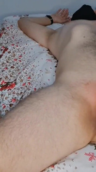 Kadın egemenliği sahibe badkittyb kölenin yarağını ve taşaklarını sıvazlarken ağda yapıyor, depilasyon, elle muamele