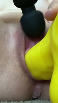 Kalın sarı dildo ile yakın orgazmlar